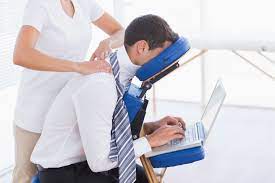 Massage assis en entreprise et milieu professionnel -Sur chaise ergonomique -Diminution des TMS et baisse du stress